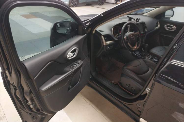 Used Jeep Cherokee 2017 2.0L Superior Edition