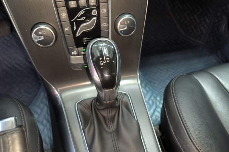 Used Volvo V40 2014 2.0T Zhiya Edition
