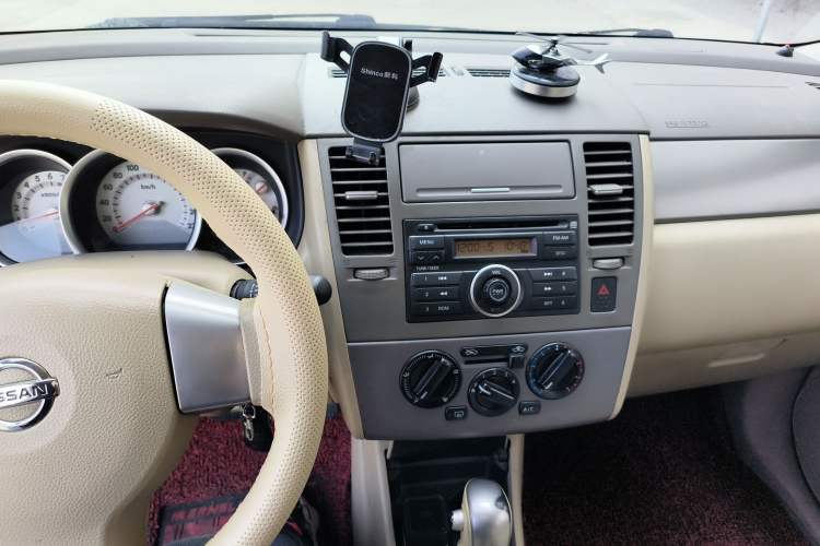 Used Nissan Tiida 2008 1.6L Automatic Fashion Edition Audio And AC Panel