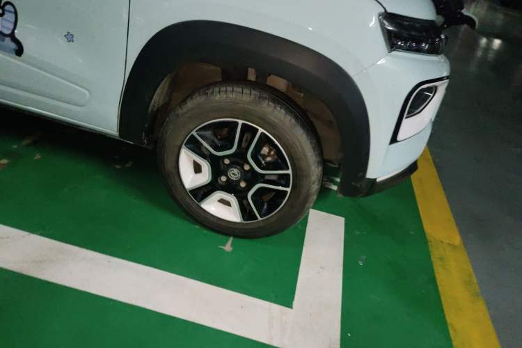 Used Dongfeng NAMMI BOX 2022 Revised Light Wind Edition 201 km Standard Version Right Front Wheel Hub
