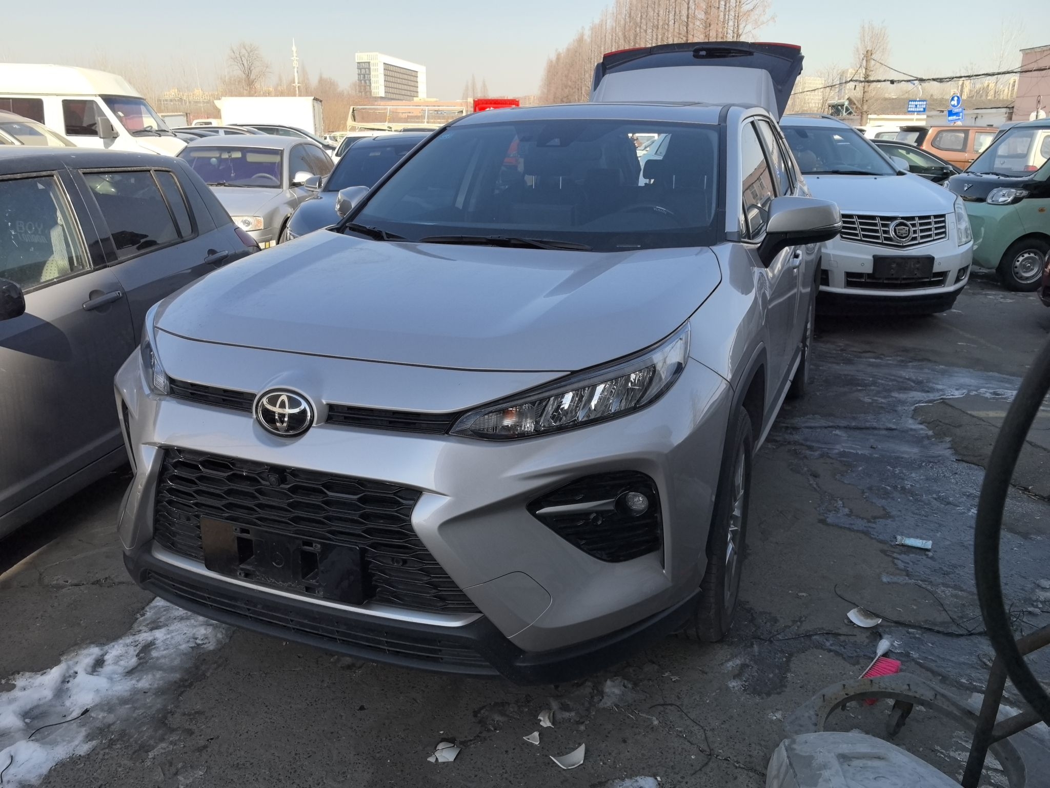 تحت مقدمة السيارة