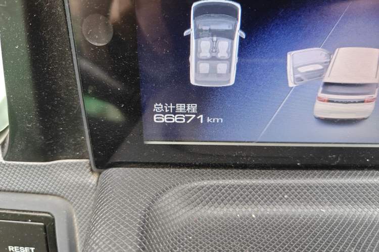 Used Wuling Hongguang MINIEV 2022 Macaron Fashion Model Lithium Iron Phosphate Odometer Close Up