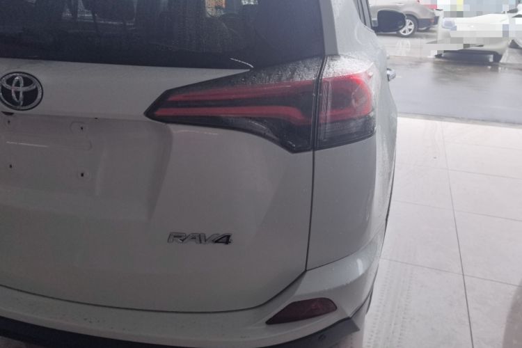 Used Toyota RAV4 2016 2.0L CVT Two-Wheel Drive Fashion Edition China V Standard
