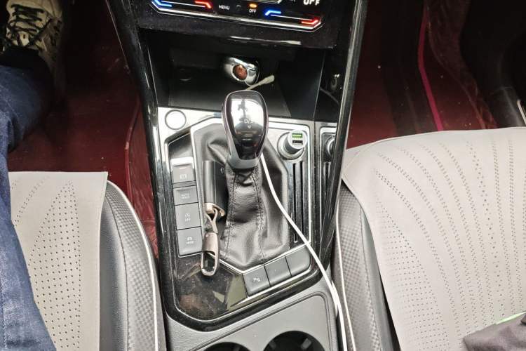 Used Volkswagen Tayron X 2020 330TSI Two-Wheel Drive Luxury Smart Connectivity Version Gear Lever