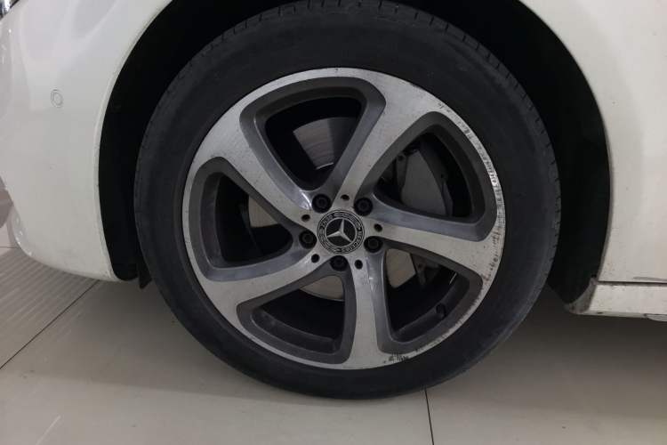 Used Mercedes-Benz E-Class 2019 E 300 L Sporty and Stylish Model Exterior 4