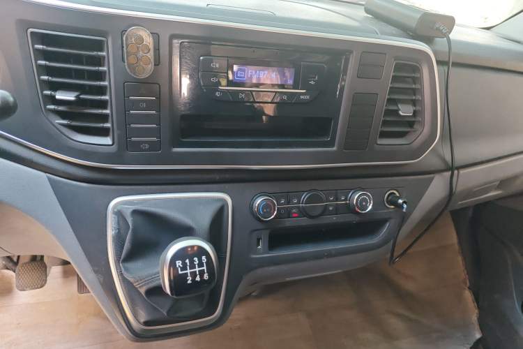 Used SAIC MAXUS Xintu V80 2023 2.0T Manual Classic Aoyuntong Long Wheelbase Mid-Height 6/7/8/9-Seater
