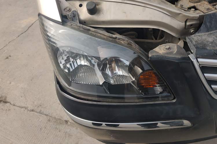 Used FORTHING Lingzhi 2016 M3L 1.6L 7-Seater Comfort Model Right Front Headlight