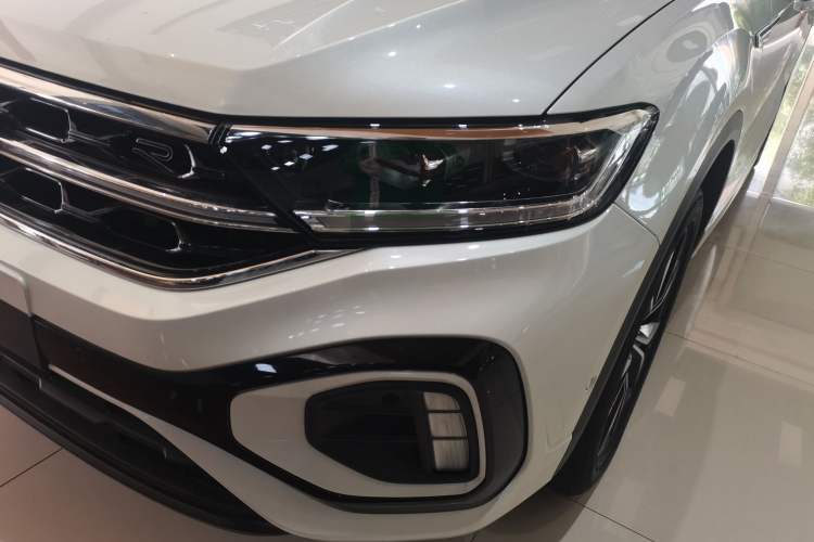 Used Volkswagen T-ROC 2025 Facelift Model 2 300TSI DSG Two-Wheel Drive Xingguang Edition
