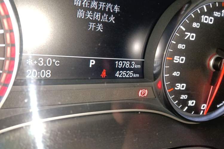 Used Audi A6L 2014 30 FSI Comfort Model Odometer Close Up