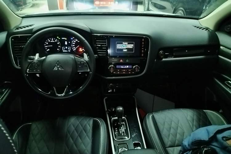 Used Mitsubishi Outlander 2020 2.4L 4x4 Zhi Xiang Edition 7-Seater