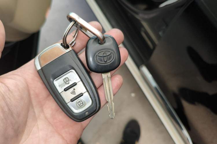 Used Toyota Highlander 2012 2.7L Two-Wheel Drive 7-Seater Luxury Edition Vehicle Key