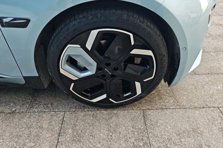 Used Zeekr 001 2021 Long-Range Dual-Motor WE Edition Right Front Wheel Hub