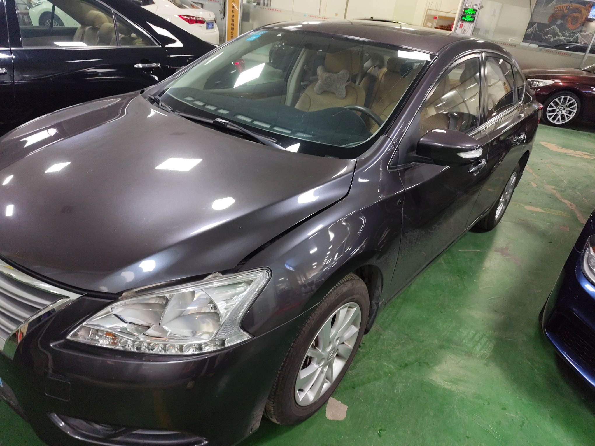 تحت مقدمة السيارة