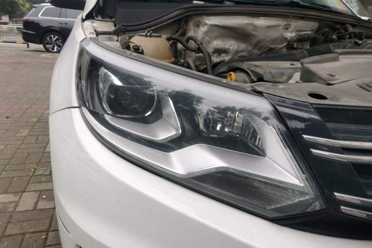 Used Volkswagen Tiguan 2015 1.8TSI Manual Two-Wheel-Drive Limited Edition Right Front Headlight