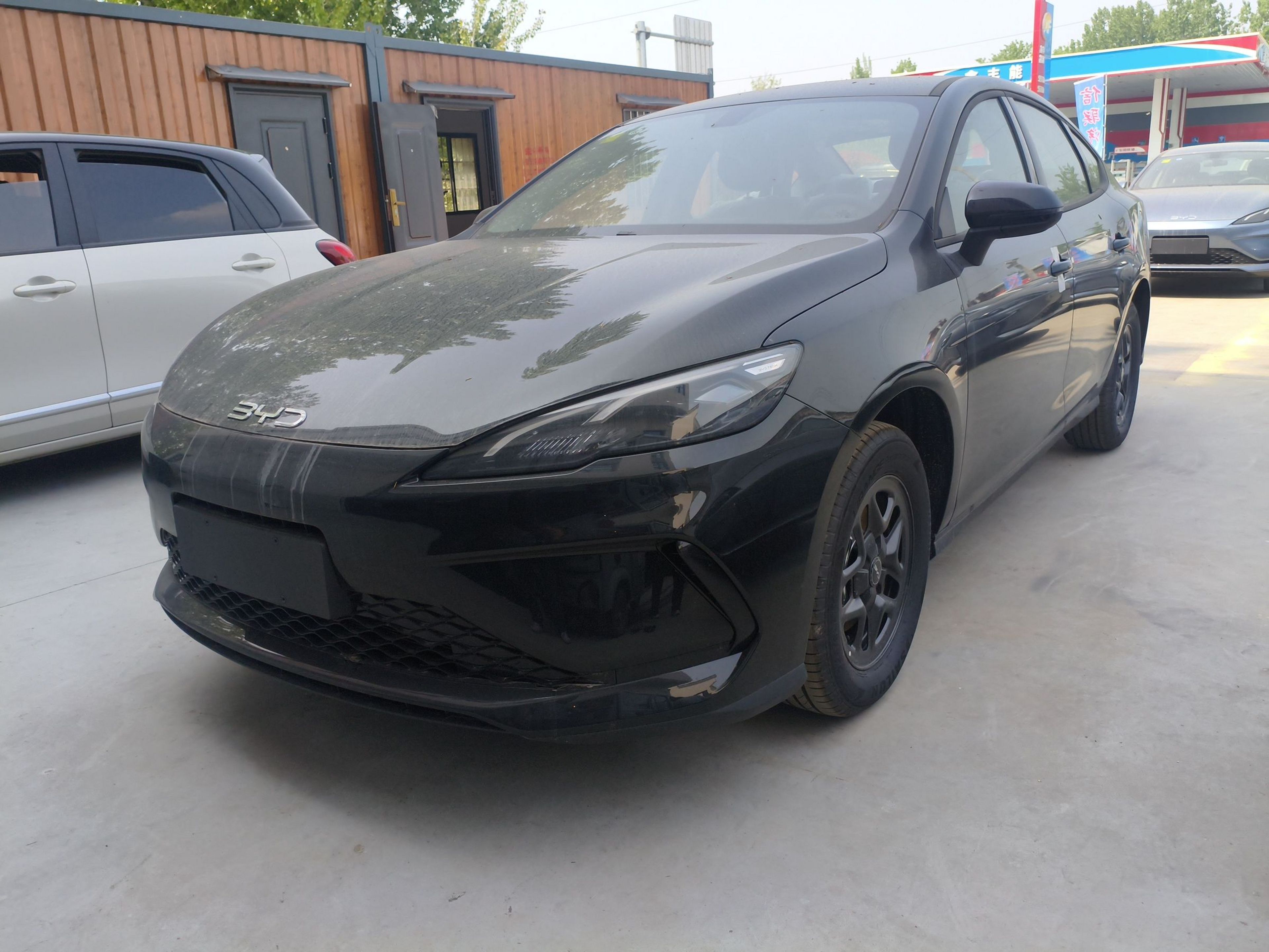 Под передней частью автомобиля