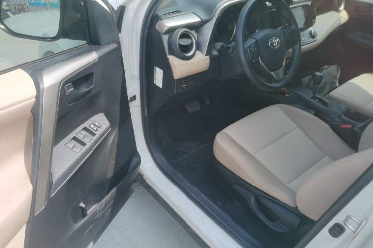 Used Toyota RAV4 2015 2.0L CVT Two-Wheel Drive Fashion Edition
