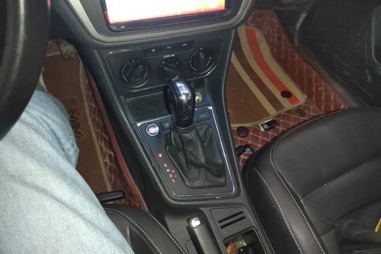 Used Volkswagen Lavida 2017 1.6L Automatic Comfort Edition Gear Lever