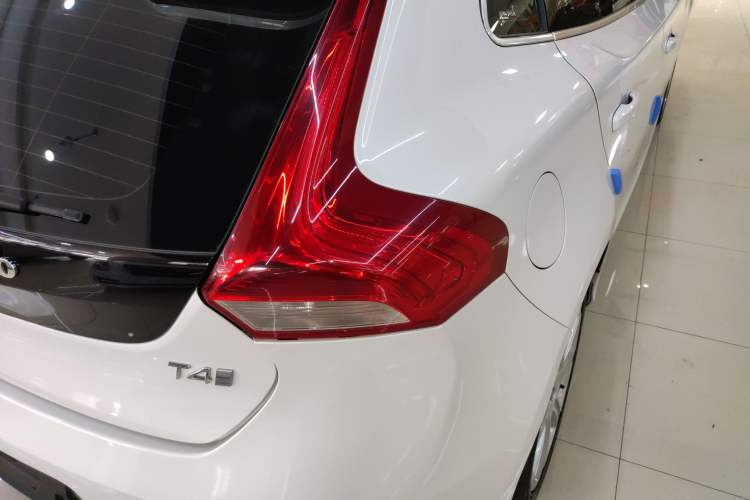 Used Volvo V40 2017 T4 Smart Luxury Edition