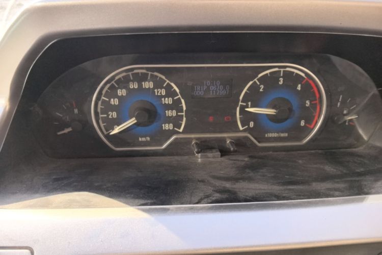 Used SAIC MAXUS Xintu V80 2015 2.5T AMT Aoyuntong Edition Short Wheelbase Mid-Height