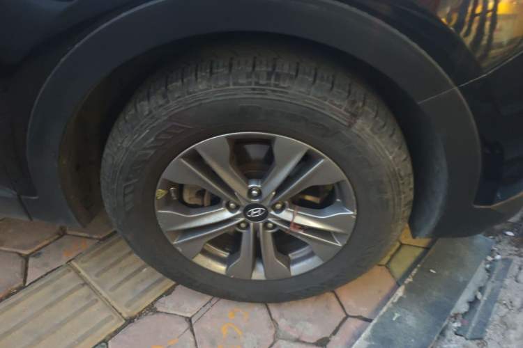 Used Hyundai Santa Fe 2015 2.4L Automatic Two-Wheel Drive Smart Version 5 Seats Right Front Wheel Hub