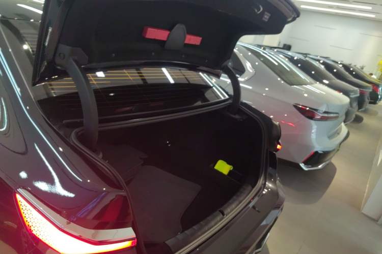 Used BMW 7 Series 2023 735Li M Sport Package Trunk