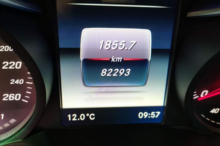 Used Mercedes-Benz GLC 2017 GLC 260 4MATIC Luxury Model Odometer Close Up