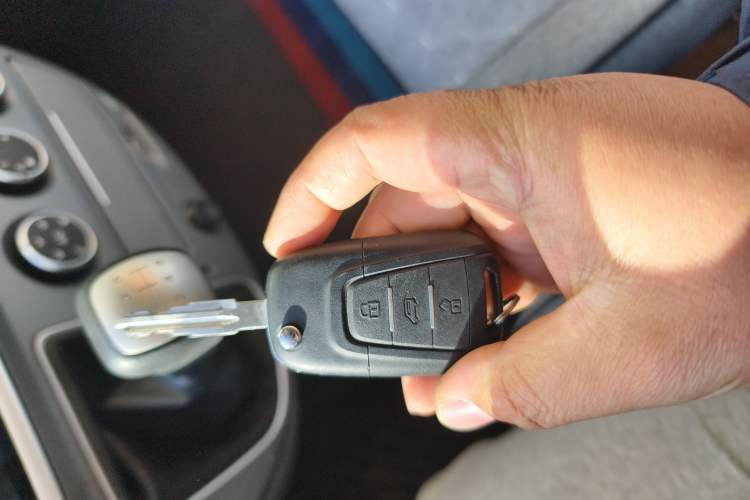 Used SAIC MAXUS Xintu V80 2023 2.0T Manual Classic Aoyuntong Short Wheelbase Mid-Roof 5/6-Seater Interior 1