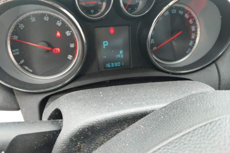 Used Buick Encore 2015 1.4T Automatic Two-Wheel Drive Urban Elite Version Odometer Close Up