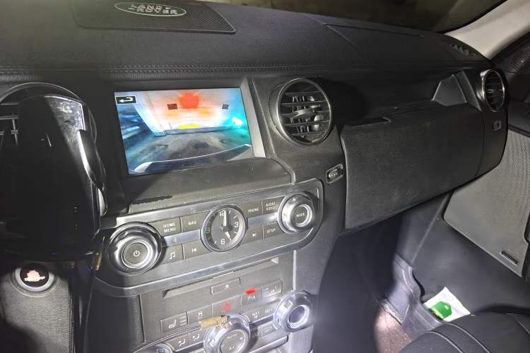 Used Land Rover Discovery 2016 3.0 SC Obsidian Black Heritage Edition HSE Audio And AC Panel