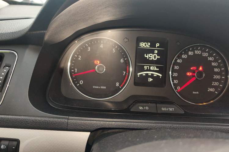 Used Volkswagen Gran Lavida 2013 1.6L Automatic Comfort Model Odometer Close Up