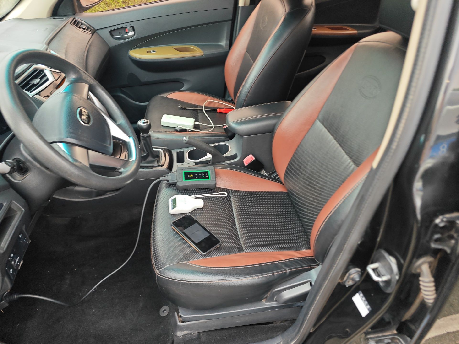 المقاعد الأمامية داخل السيارة