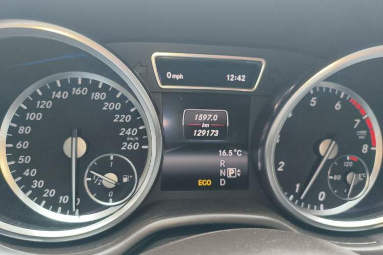 Used Mercedes-Benz GL-Class 2015 GL 400 4MATIC Dynamic Model Odometer Close Up