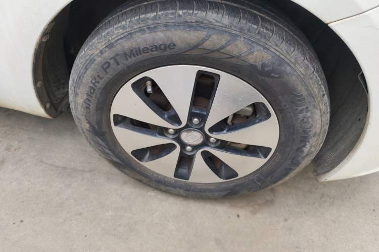 Used Kia K2 2012 Sedan 1.4L MT TOP Commemorative Edition Right Front Wheel Hub