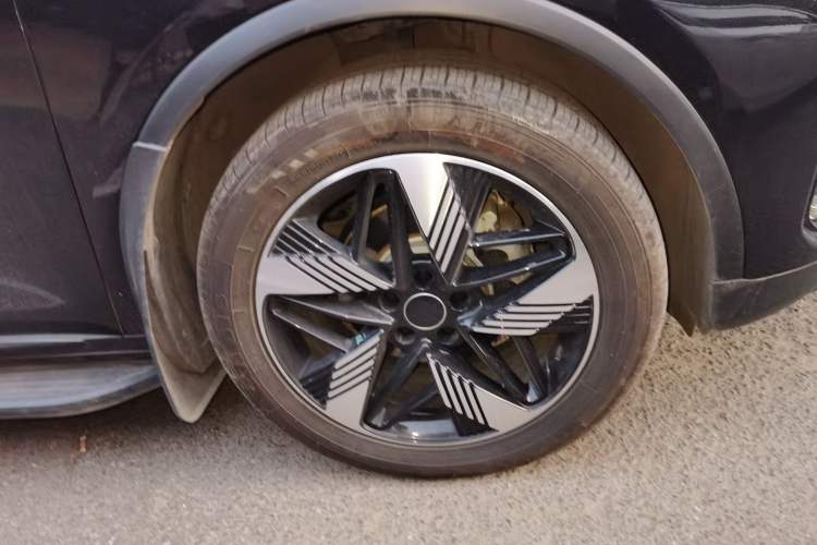 Used BYD Tang New Energy 2024 DM-i Glory Edition 112KM Prestige Model Right Front Wheel Hub