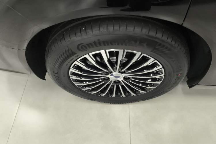 Used Denza D9 2024 DM-i 980 Four-Wheel Drive Prestige Model Right Rear Wheel Hub