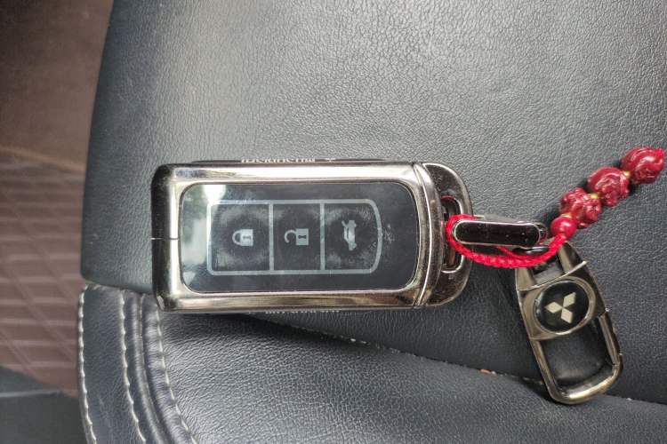 Used Mitsubishi Outlander 2019 2.0L Two-Wheel Drive Comfort Edition 5 Seats China VI Standard Vehicle Key