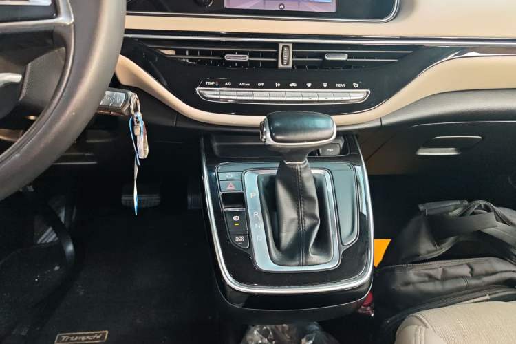 Used GAC Trumpchi M6 2021 270T DCT Elite Edition (7-seater) Gear Lever