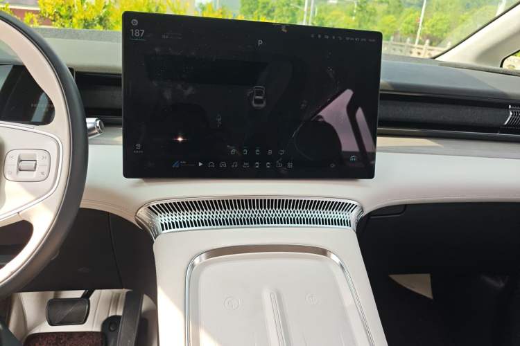 Used XPeng X9 2024 702 Ultra-Long Range Pro Audio And AC Panel