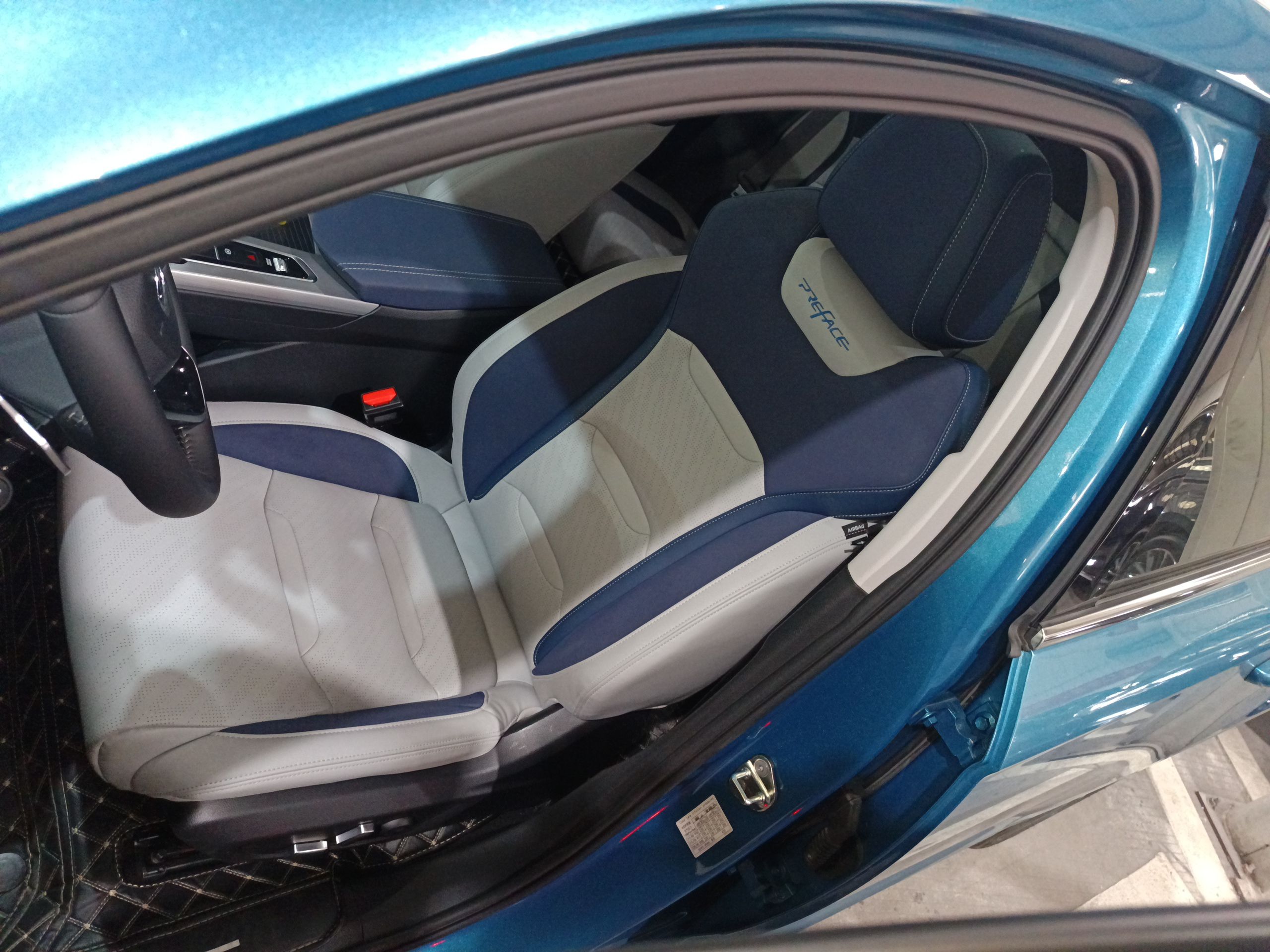 Переднее сиденье в автомобиле