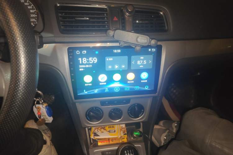 Used Volkswagen Gran Lavida 2013 1.6L Manual Fashion Model Audio And AC Panel