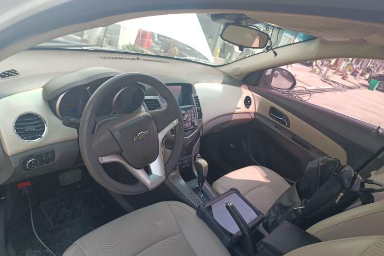 Used Chevrolet Cruze 2015 1.5L Classic SE AT Center Console