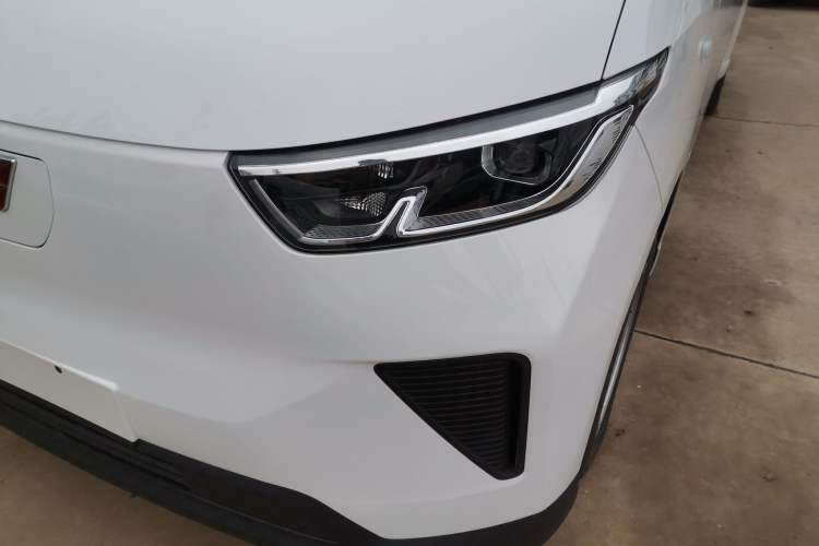 Used Wuling Yangguang 2024 300km Comfort-Grade Passenger Van 60kW Left Front Headlight