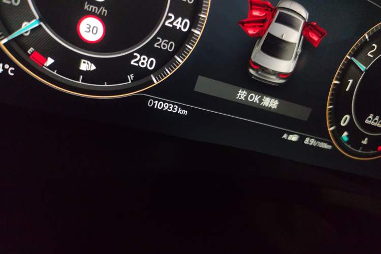 Used Jaguar XEL 2024 2.0T 250 PS R-DYNAMIC S Advanced Sport Edition Odometer Close Up