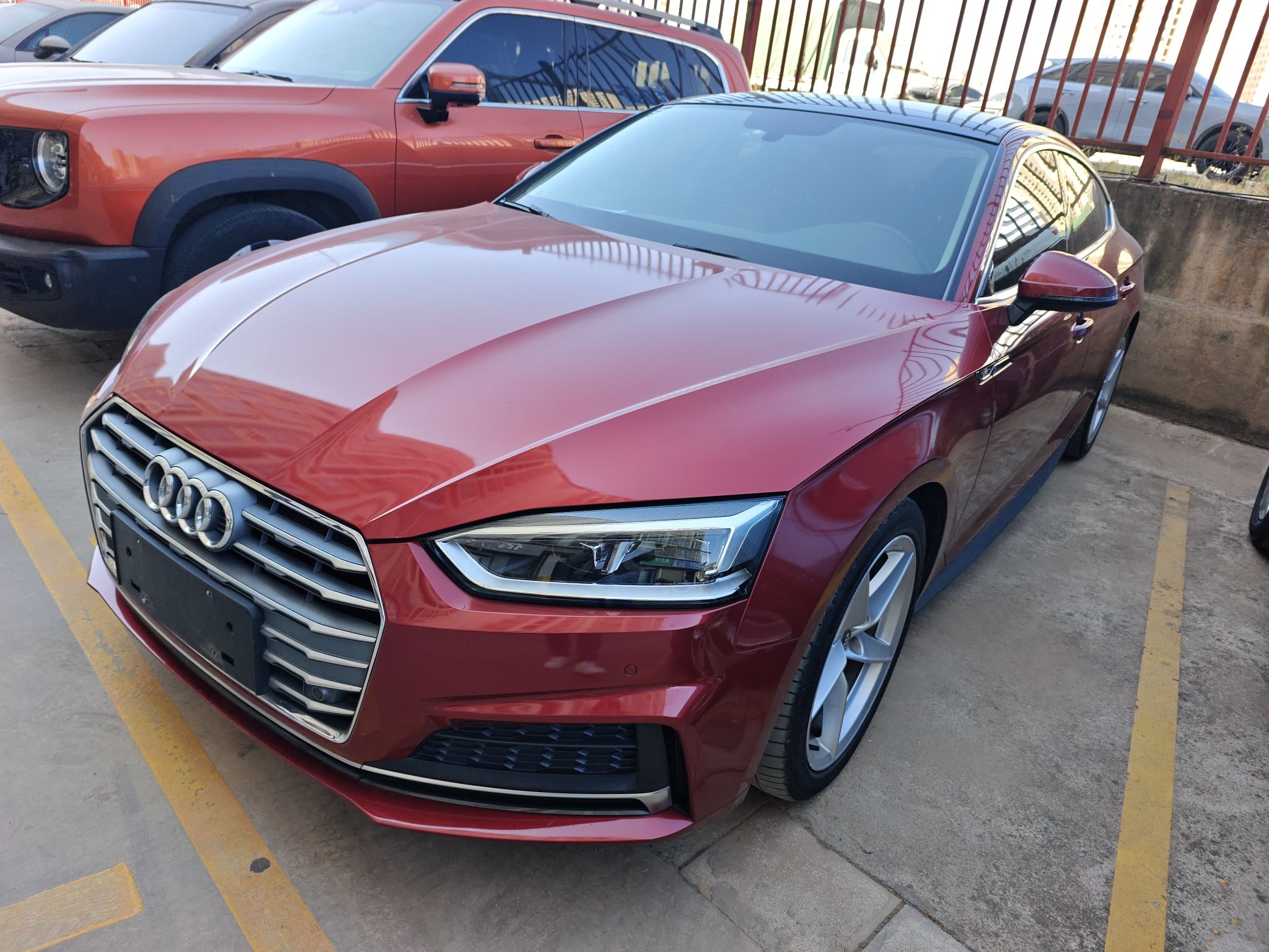 تحت مقدمة السيارة