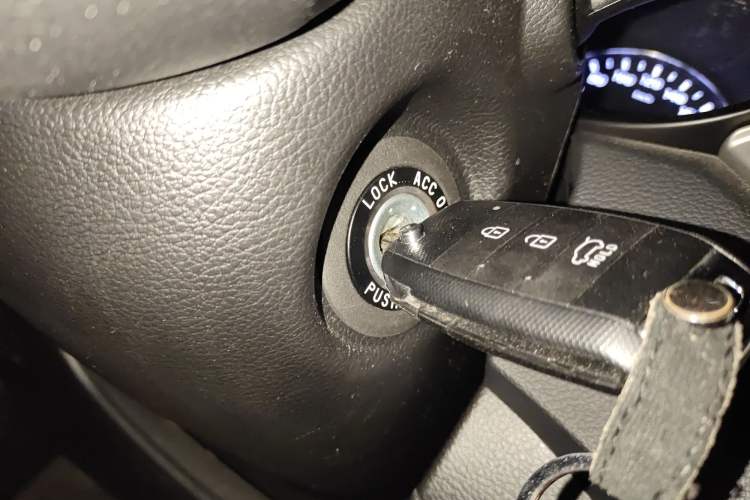 Used Kia Carens 2013 2.0L 5-Seater Automatic Standard Version China IV Standard