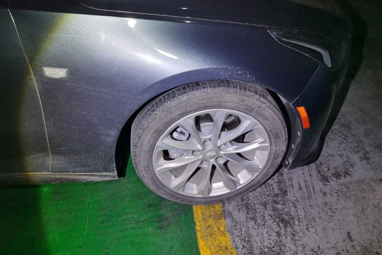 Used Cadillac CT5 2021 28T Luxury Model Right Front Wheel Hub