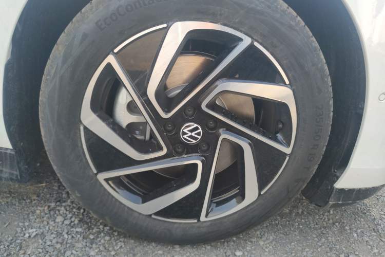 Used Volkswagen ID.7 VIZZION 2024 PRO Model Right Front Wheel Hub