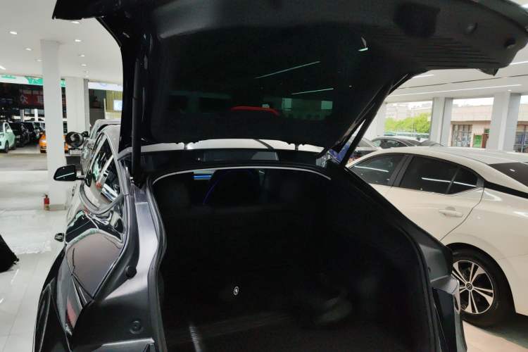 Used Tesla Model Y 2025 Long-Range All-Wheel-Drive Version