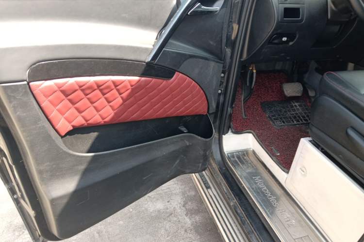 Used Mercedes-Benz Vito 2011 2.5L 7-seater executive version Driver Seat