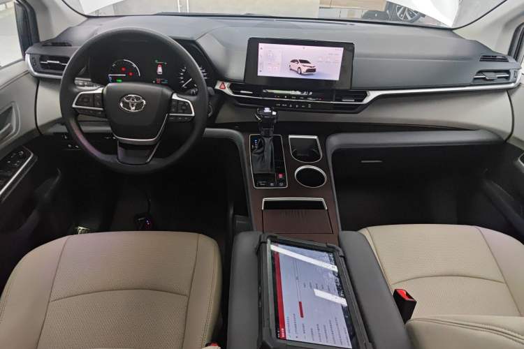 Used Toyota SIENNA 2024 2.5L Hybrid Comfort Edition Center Console